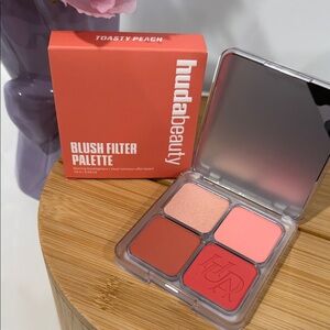 HUDA BEAUTY Blush Filter Blurring Blushlighters Palette in Toasty Peach